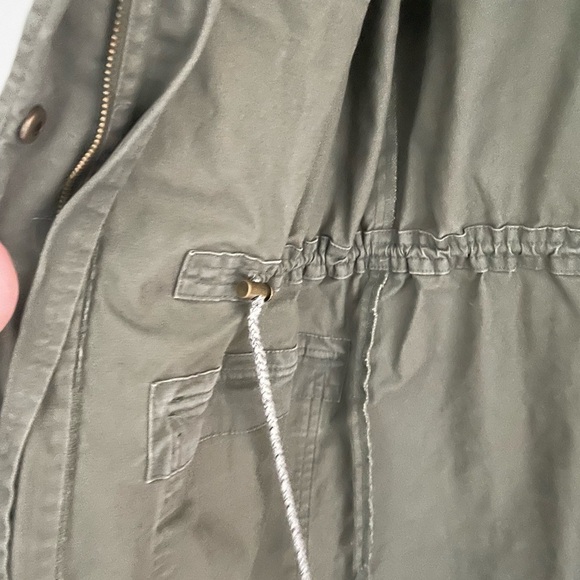 A new day Army green vest, adjustable drawstring waist size small excellent - Picture 3 of 6